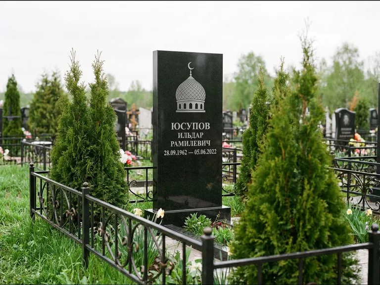 Мусульманский памятник с гравировкой мечети — купол с полумесяцем в верхней части, работа «Юсупов» в Хабаровске
