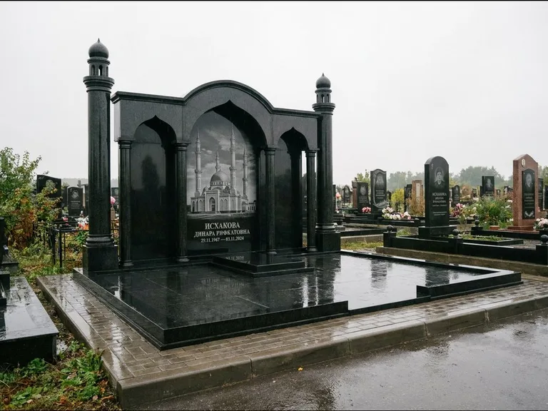 Мусульманский памятник с гравировкой мечети: семейный мемориал с колоннами-минаретами и аркой — золочёная гравировка мечети, большая мощёная площадка, работа «Абдуллаева» в Хабаровске