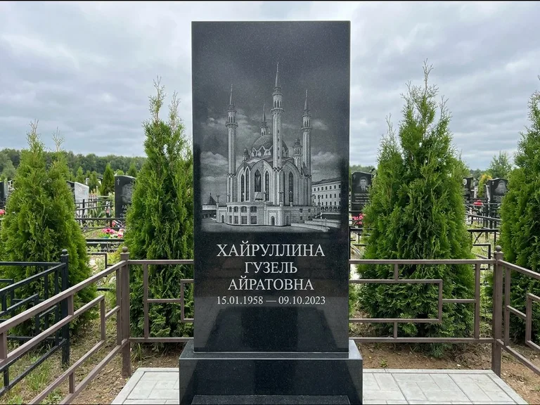 Мусульманский памятник с гравировкой мечети — панорама мечети во всю ширину стелы, работа «Хайруллина» в Хабаровске