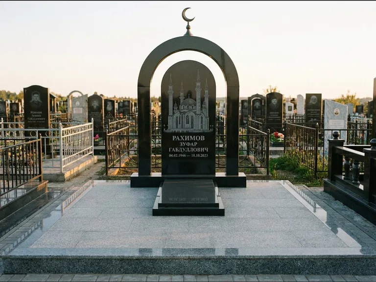 Мусульманский памятник с гравировкой мечети: монументальная стела-арка с полумесяцем на вершине — детализированная гравировка мечети Кул-Шариф, мощёная гранитная площадка с бордюром, работа «Юсупов» в Хабаровске