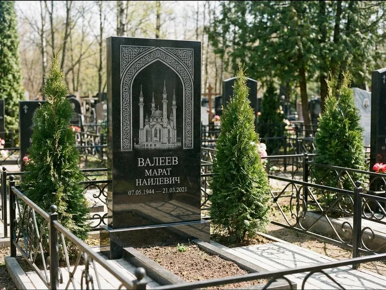 Мусульманский памятник с гравировкой мечети — мечеть в восточной арке с орнаментом, работа «Валеев» в Хабаровске