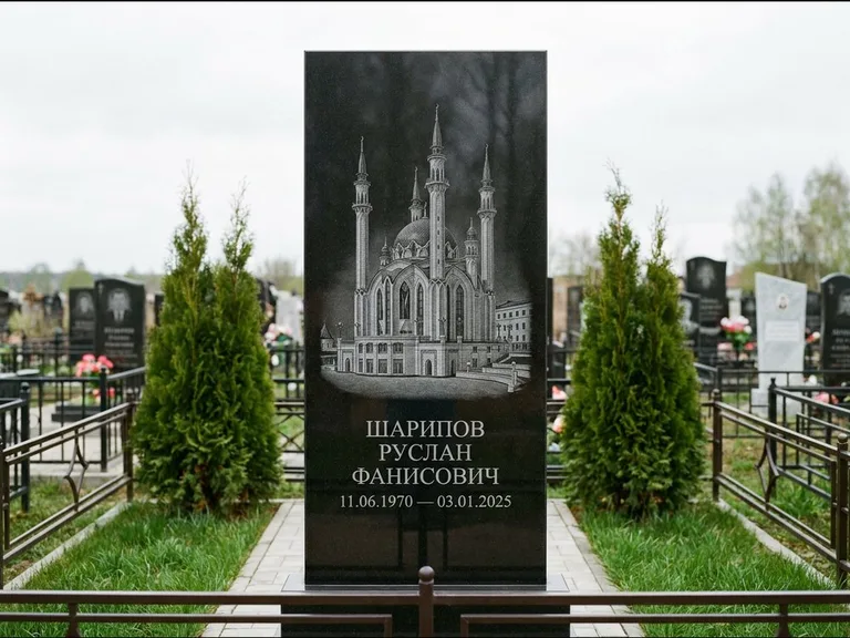 Мусульманский памятник с гравировкой мечети — мечеть Кул-Шариф на обороте стелы, работа «Шарипов» в Хабаровске