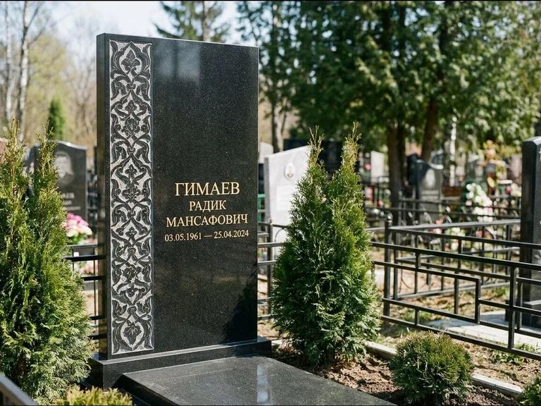 Мусульманский памятник — колонна ислими по краю стелы, работа «Гимаев» в Хабаровске