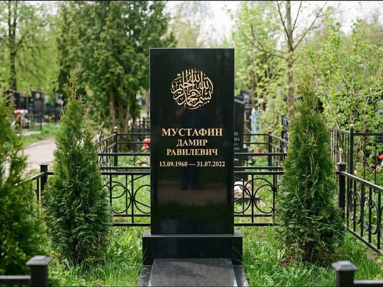 Мусульманский памятник — шахада в верхней части стелы, работа «Мустафин» в Хабаровске