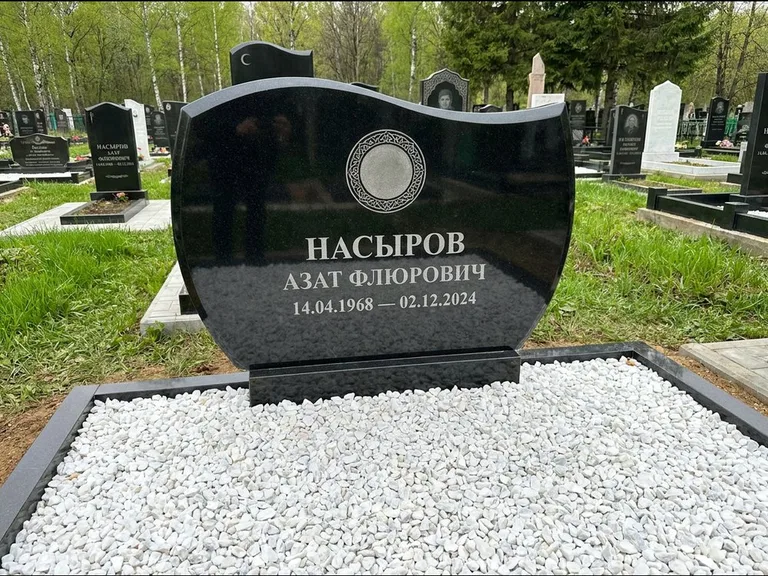 Мусульманский памятник: стела с волнообразным скошенным верхом — гравировка мечети под полумесяцем и звёздами, белая мраморная крошка с бордюром, работа «Насыров» в Хабаровске