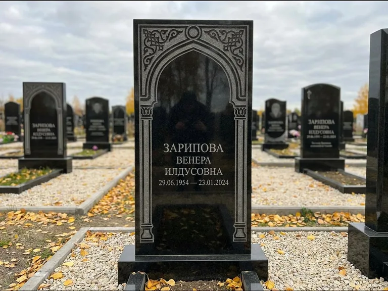 Мусульманский памятник: фигурная стела с михраб-нишей — гравировка мечети в михраб-арке с орнаментом, светлая гравийная отсыпка, работа «Зарипова» в Хабаровске