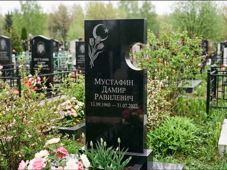 Мусульманский памятник: стела с боковым вырезом в форме полумесяца — гравировка минарета с полумесяцем, низкие кусты в цвету, работа «Мустафин» в Хабаровске