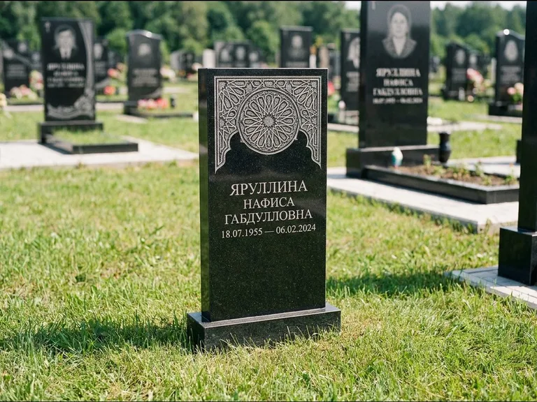 Мусульманский памятник: небольшая скромная невысокая стела — золочёная гравировка мечети, аккуратный участок с газоном, работа «Фахрутдинова» в Хабаровске