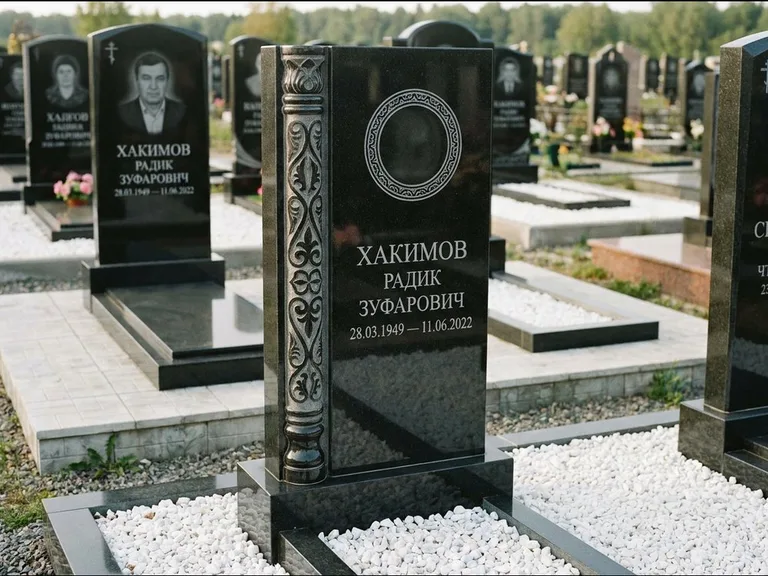 Мусульманский памятник: стела с боковой резной орнаментальной колонной — детализированная гравировка мечети Кул-Шариф, белая мраморная крошка, работа «Хабибуллин» в Хабаровске