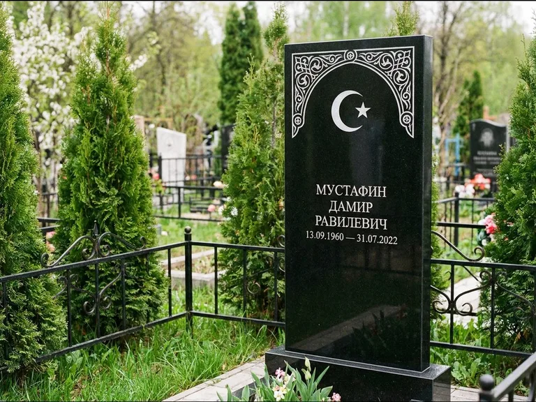 Мусульманский памятник — полумесяц со звездой и орнамент-бордюр, работа «Мустафин» в Хабаровске