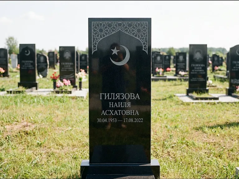 Мусульманский памятник: узкая вертикальная стела-пилон с полумесяцем — гравировка мечети в михраб-арке с орнаментом, открытая лужайка без ограды, работа «Ибрагимова» в Хабаровске