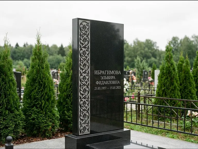 Мусульманский памятник — колонна ислими по краю стелы, работа «Ибрагимова» в Хабаровске