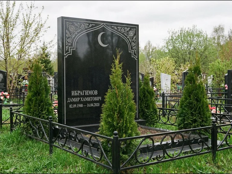 Памятник с гравировкой полумесяца — гравировка полумесяца в восточной арке с орнаментом, работа «Ибрагимов» в Хабаровске