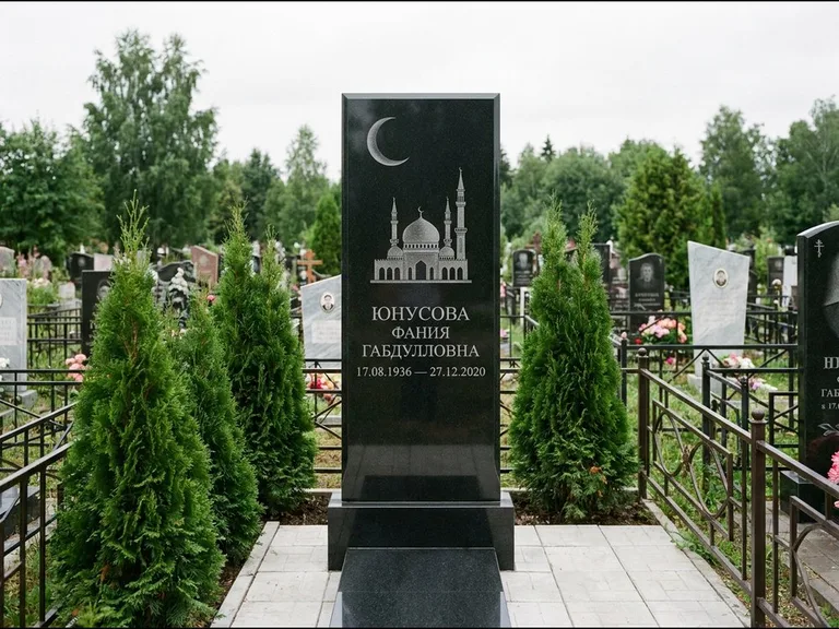 Памятник с гравировкой полумесяца — гравировка полумесяца над силуэтом мечети, работа «Юнусова» в Хабаровске