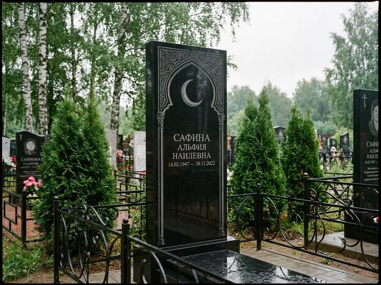 Памятник с гравировкой полумесяца — гравировка полумесяца в восточной арке с орнаментом, работа «Сафина» в Хабаровске