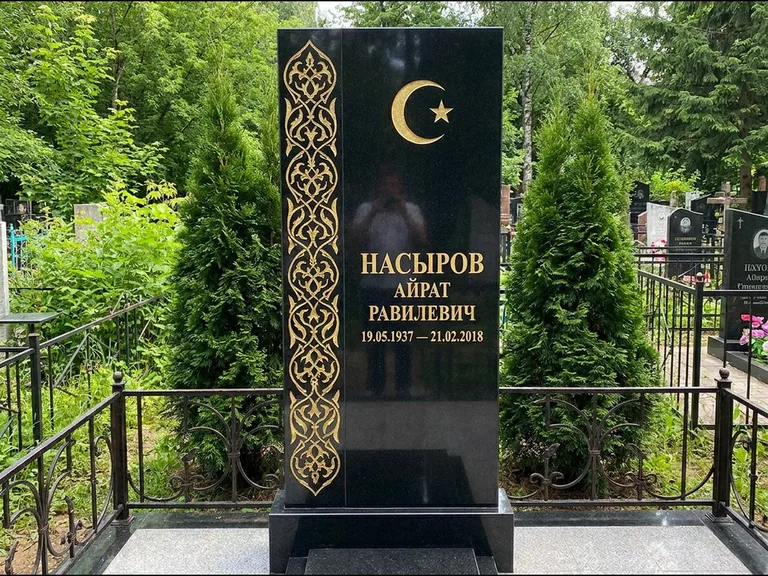 Памятник с гравировкой полумесяца — золочёный полумесяц и колонна растительного орнамента-ислими, работа «Насыров» в Хабаровске