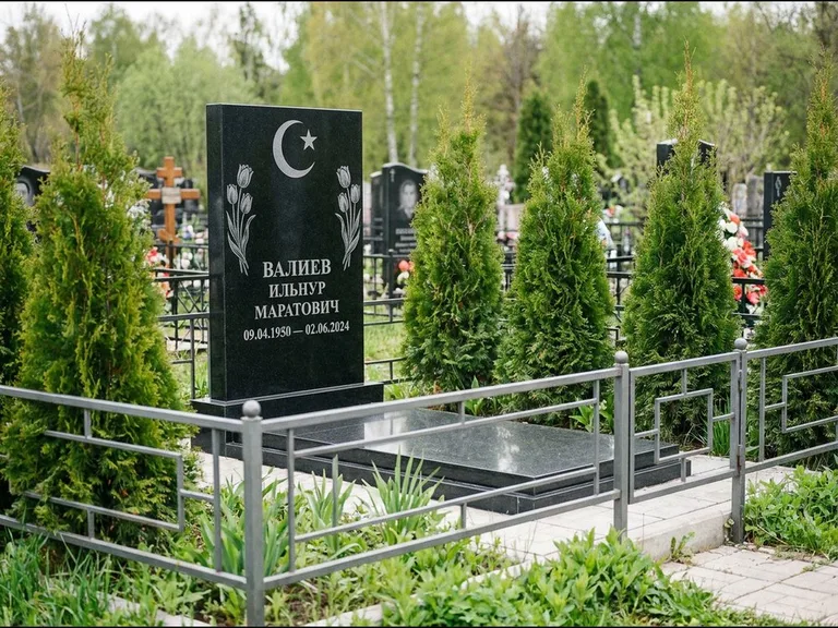 Памятник с гравировкой полумесяца — гравировка полумесяца со звездой и тюльпанами по бокам, работа «Валиев» в Хабаровске
