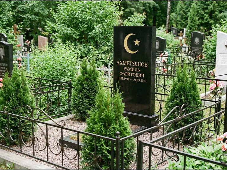Памятник с гравировкой полумесяца — золочёная гравировка полумесяца со звездой в верхней части с, работа «Ахметзянов» в Хабаровске