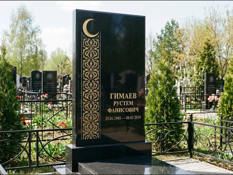 Памятник с гравировкой полумесяца — золочёный полумесяц и колонна растительного орнамента-ислими, работа «Гимаев» в Хабаровске