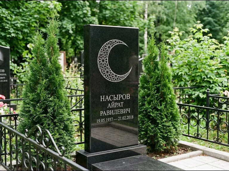 Памятник с гравировкой полумесяца — гравировка полумесяца в геометрическом орнаменте-гирихе, работа «Насыров» в Хабаровске