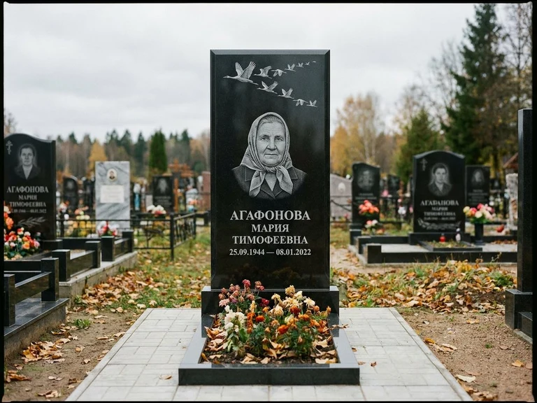 Гравировка журавлей на памятник в Хабаровске — памятник из чёрного гранита с гравировкой