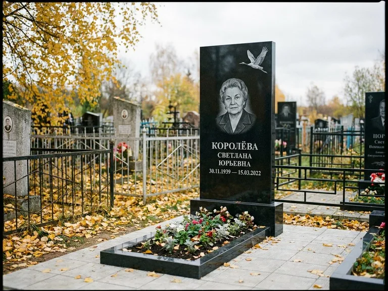 Памятник с гравировкой журавлей — белая гравировка клина журавлей, уходящего в верхний угол ст, работа «Королёва» в Хабаровске