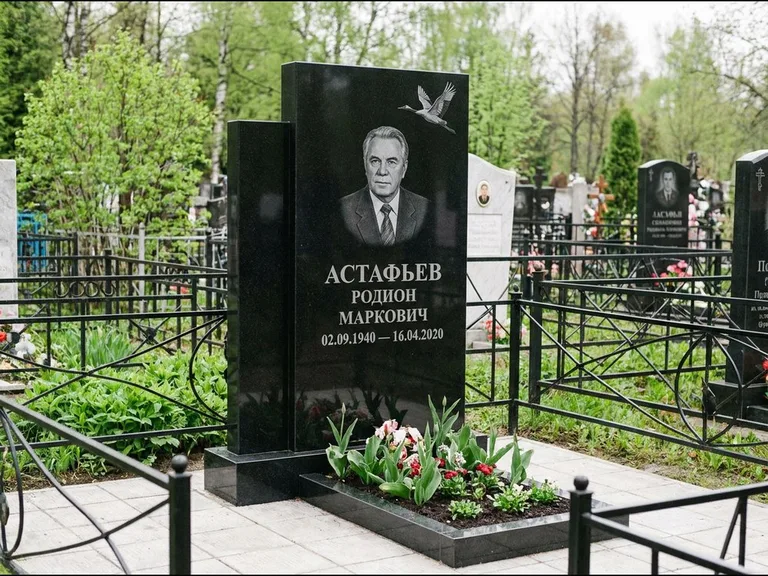 Памятник с гравировкой журавлей — гравировка одиночного летящего журавля над портретом, работа «Астафьев» в Хабаровске