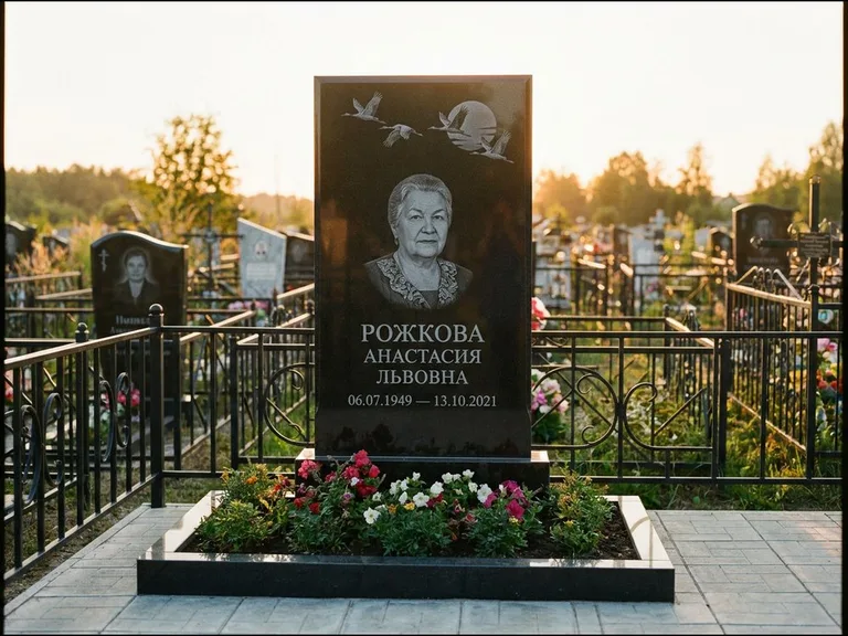 Памятник с гравировкой журавлей — гравировка клина журавлей на фоне солнечного диска, работа «Рожкова» в Хабаровске