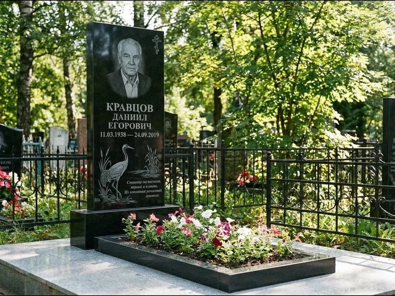 Памятник с гравировкой журавлей — гравировка журавля у камышей рядом с эпитафией, работа «Кравцов» в Хабаровске