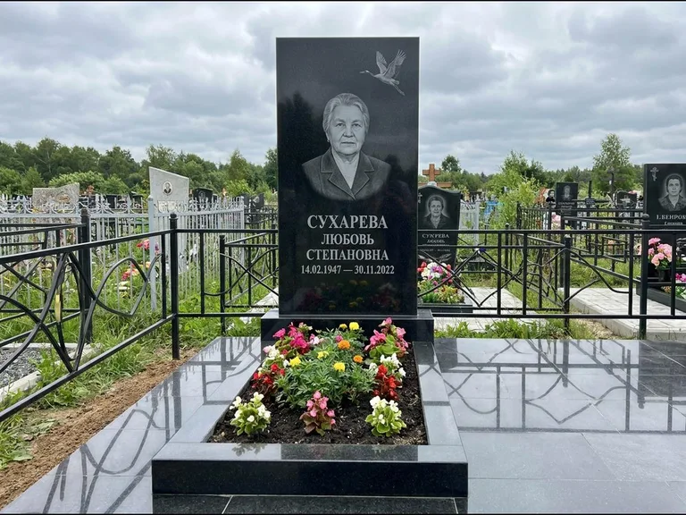 Памятник с гравировкой журавлей — гравировка одиночного летящего журавля над портретом, работа «Сухарева» в Хабаровске