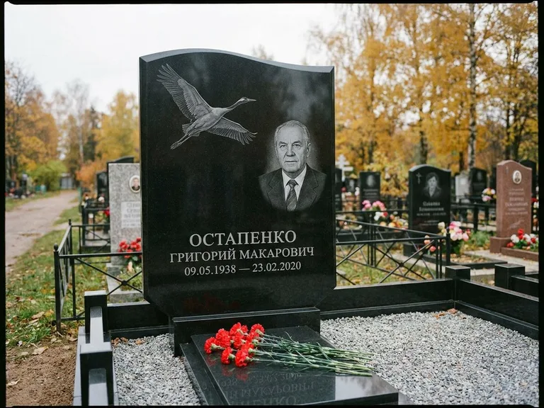 Памятник с гравировкой журавлей — гравировка журавлей, работа «Остапенко» в Хабаровске