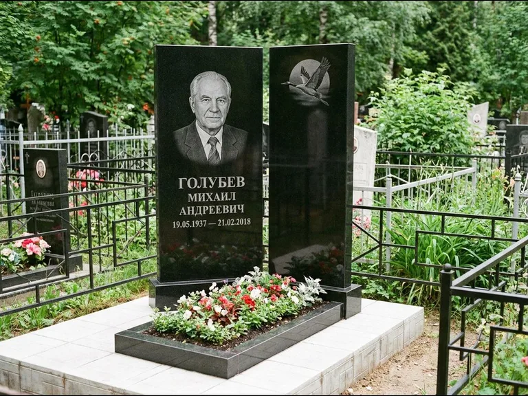 Памятник с гравировкой журавлей — гравировка клина журавлей на фоне солнечного диска, работа «Голубев» в Хабаровске