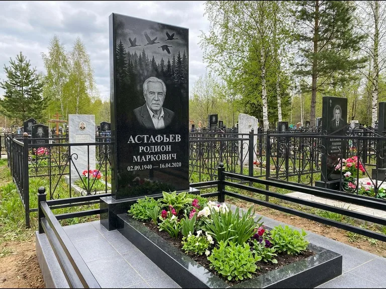 Памятник с гравировкой журавлей — гравировка силуэтов журавлей над еловым лесом, работа «Астафьев» в Хабаровске