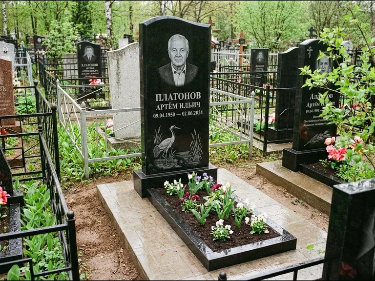 Памятник с гравировкой журавлей — гравировка журавля у камышей рядом с эпитафией, работа «Платонов» в Хабаровске