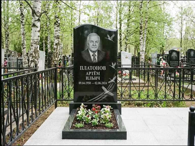 Памятник с гравировкой журавлей — гравировка трёх журавлей по диагонали через свободное поле с, работа «Платонов» в Хабаровске