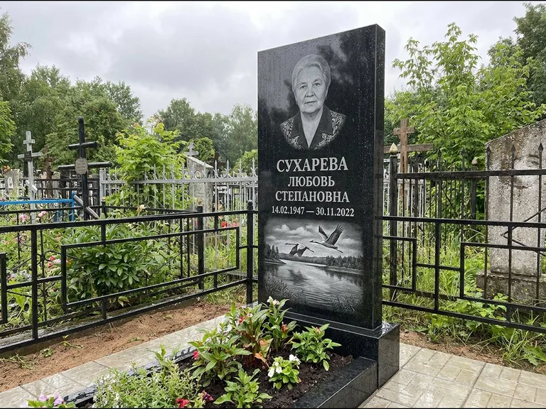 Памятник с гравировкой журавлей — гравировка пары журавлей над гладью озера в нижней части, работа «Сухарева» в Хабаровске