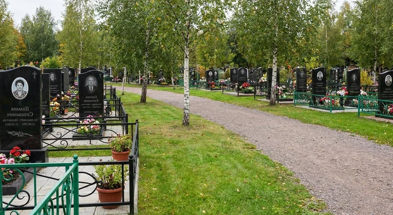 Памятники на Адлерском кладбище в Сочи