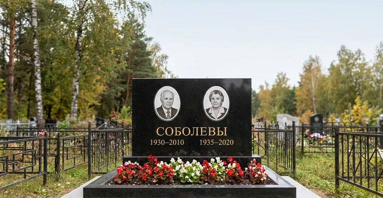 Семейный (двойной) памятник, Памятники мастерской «Мастер Каменев» на кладбищах Москвы