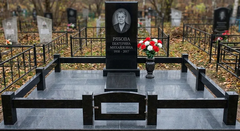 Памятник с оградой, Памятники мастерской «Мастер Каменев» на кладбищах Новосибирска