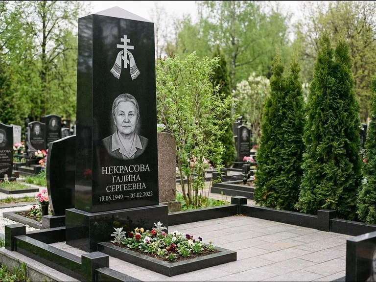 Памятник из чёрного гранита — стела-пилон с ажурным резным крестом, работа «Ерофеева» в Хабаровске