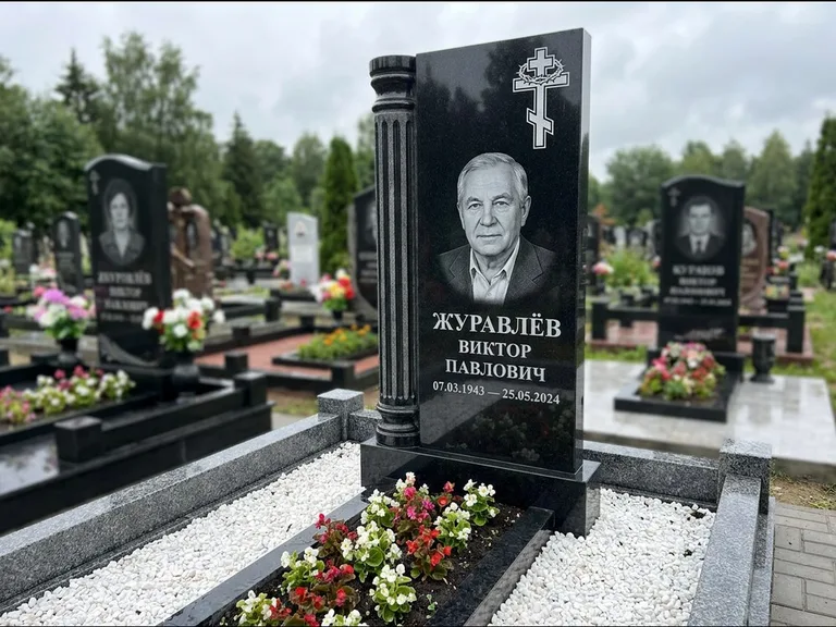 Памятник из чёрного гранита — семейный мемориал из двух стел с крестом с рушником, работа «Гущин» в Хабаровске