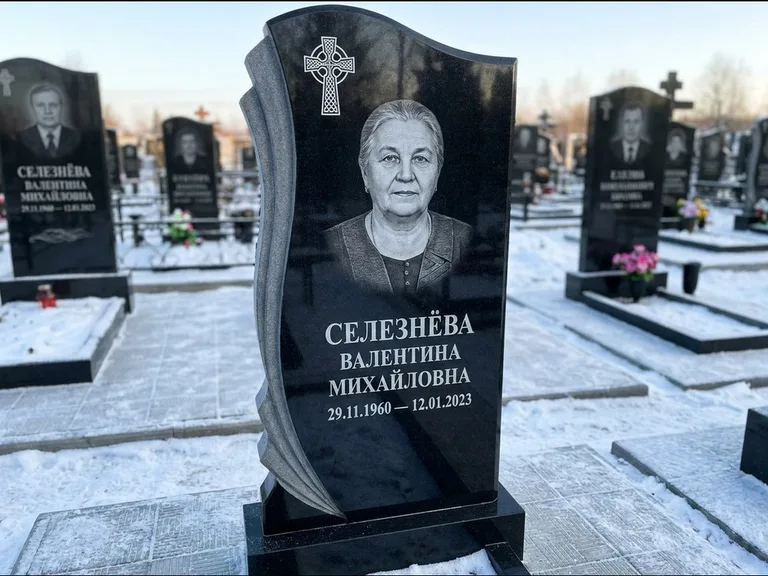 Памятник из чёрного гранита — восьмигранный обелиск с кельтским крестом, работа «Некрасова» в Хабаровске