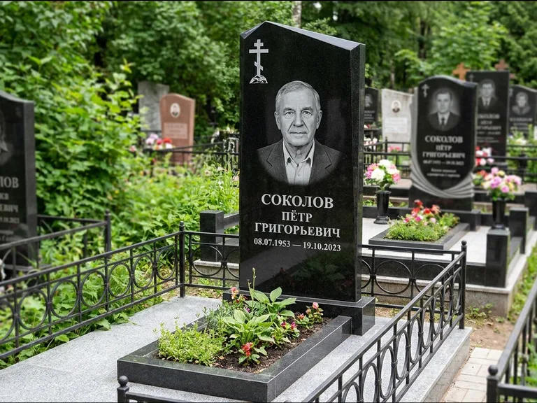 Памятник из чёрного гранита — полукруглая стела с крестом на Голгофе, работа «Журавлёв» в Хабаровске
