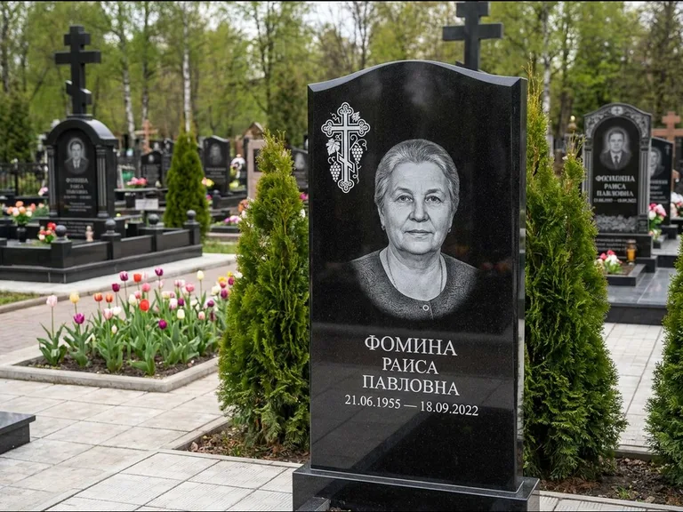 Памятник из чёрного гранита — двухцветная стела с крестом с распятием, работа «Одинцова» в Хабаровске