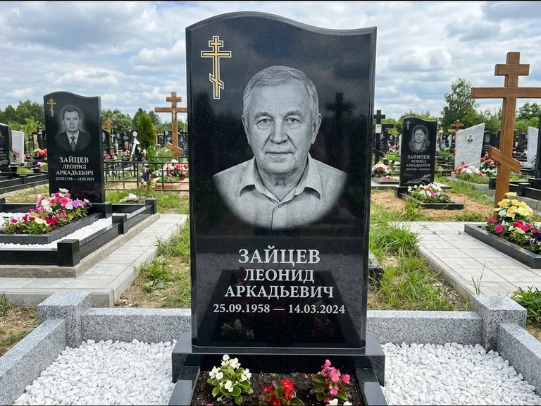 Памятник из чёрного гранита — горизонтальная семейная стела с аркой с процветшим крестом с виноградной лозой, работа «Верещагин» в Хабаровске