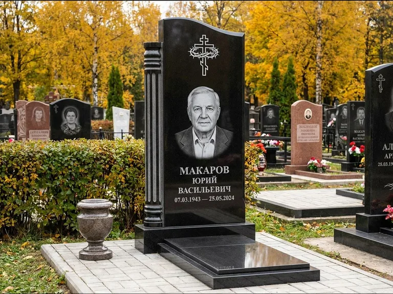 Памятник из чёрного гранита — асимметричная стела с крестом с рушником, работа «Панкратов» в Хабаровске