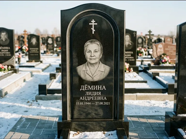 Памятник из чёрного гранита — стела-триптих с крестом с терновым венцом, работа «Ерофеева» в Хабаровске