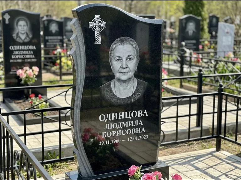 Памятник из чёрного гранита — стела с портретным овалом с кельтским крестом, работа «Савельева» в Хабаровске