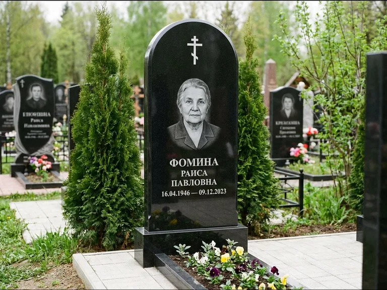 Памятник из чёрного гранита — вертикальная стела с латинским крестом, работа «Некрасова» в Хабаровске