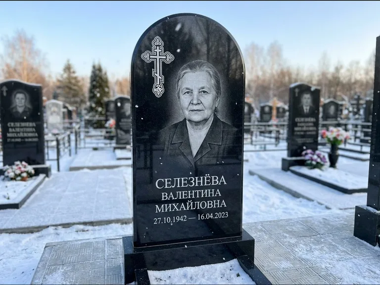 Памятник из чёрного гранита — массивная стела с крестом в лучах с крестом в лучах, работа «Одинцова» в Хабаровске